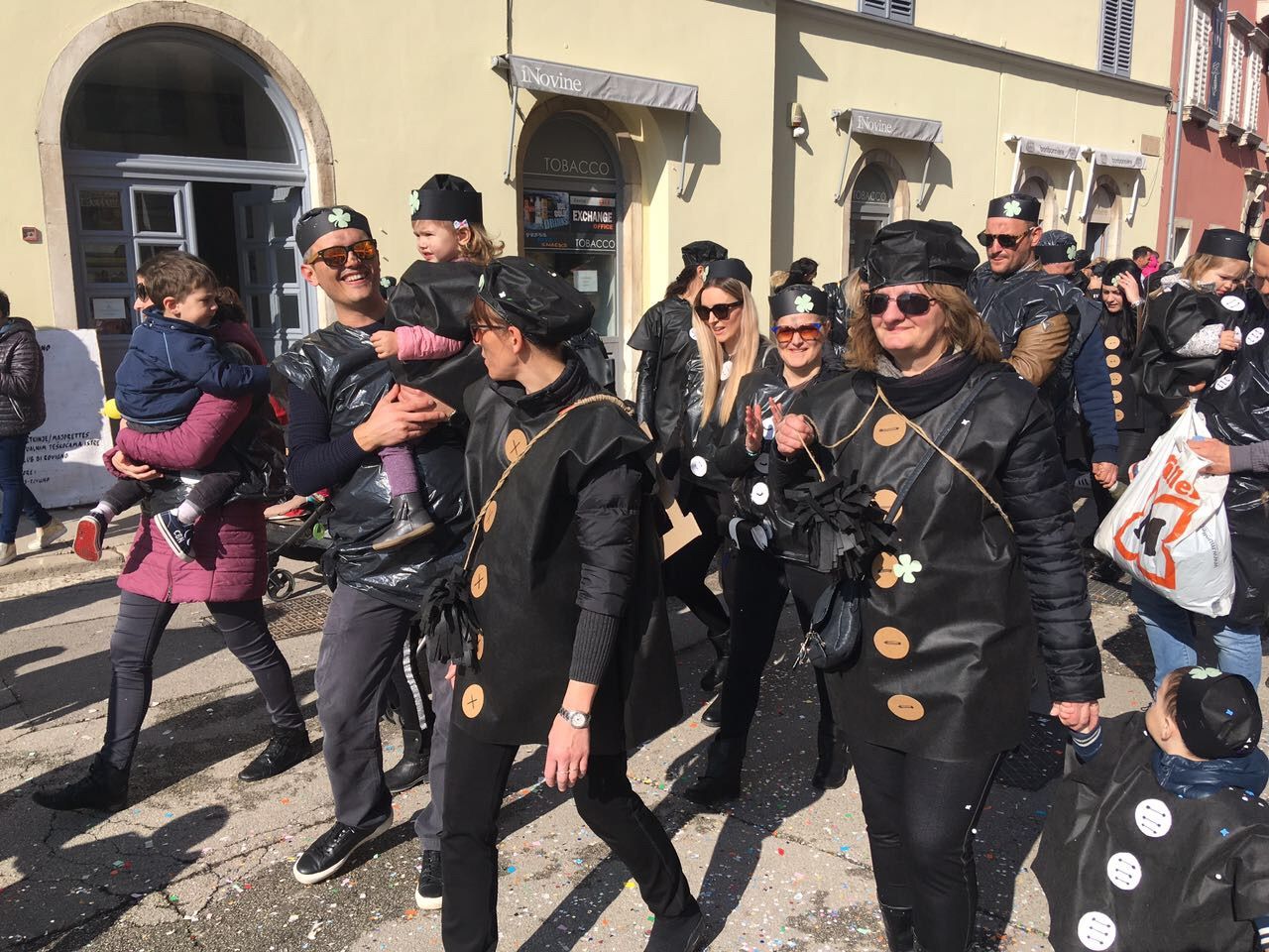 ROVINJSKA KARNEVALSKA POVORKA: Rijeka ljudi slila se na Trg